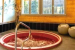 Spa avec jacuzzi et piscine intérieure à Bonnétage Hôtel L'Etang du Moulin By Céline