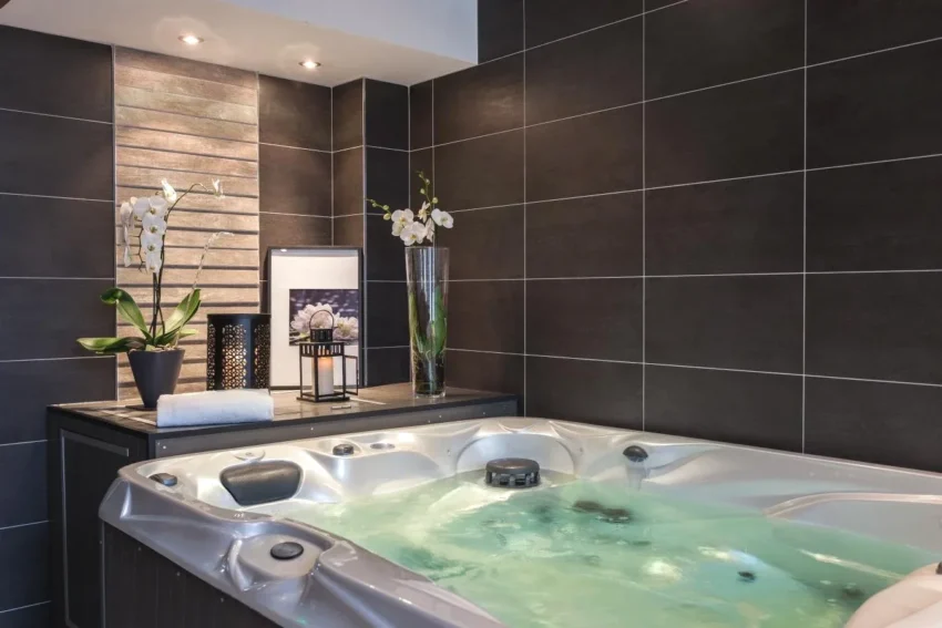 Spa avec jacuzzi et piscine intérieure à Caen Hotel Restaurant Spa Ivan Vautier