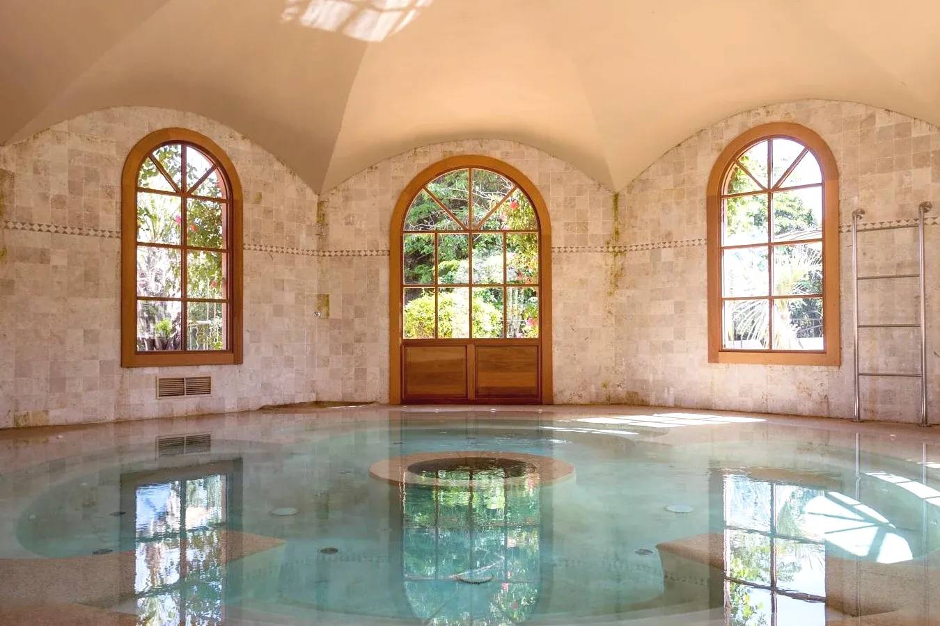 Spa avec jacuzzi et piscine intérieure à Calvi La Signoria & Spa Spa avec jacuzzi et piscine intérieure à Calvi La Signoria & Spa
