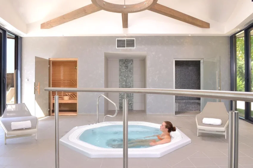 Spa avec jacuzzi et piscine intérieure à Château-Gontier Logis Le Parc Hotel & Spa