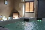 Spa avec jacuzzi et piscine intérieure à Le Puy-Notre-Dame Hôtel & Spa Chai De La Paleine