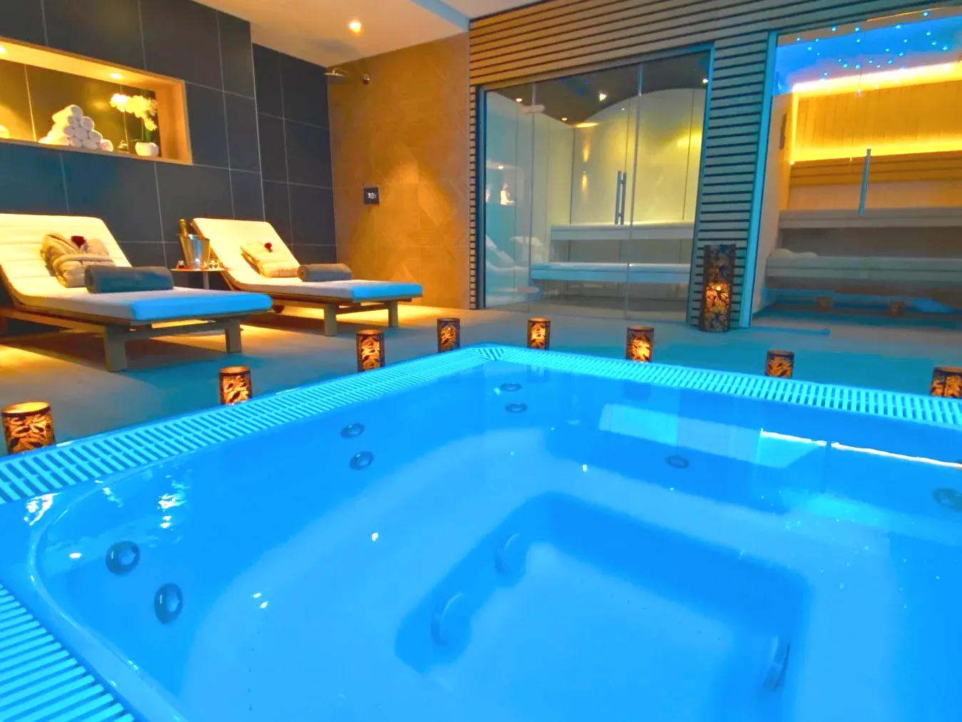 Spa avec jacuzzi et piscine intérieure à Lécousse Brit Hotel Piscine & Spa Fougères Spa avec jacuzzi et piscine intérieure à Lécousse Brit Hotel Piscine & Spa Fougères