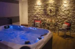 Spa avec jacuzzi et piscine intérieure à Onet le Château Logis hôtel Aux Berges de l'Aveyron