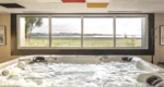Spa avec jacuzzi et piscine intérieure à Plouescat Best Western Côte des Sables Plouescat
