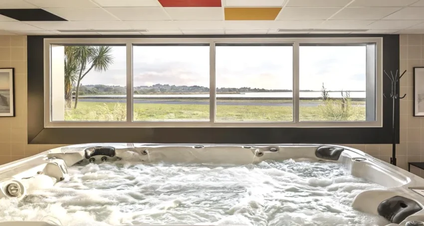 Spa avec jacuzzi et piscine intérieure à Plouescat Best Western Côte des Sables Plouescat