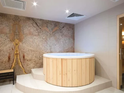 Spa avec jacuzzi et piscine intérieure à Saint-Lary-Soulan Mercure Saint-Lary