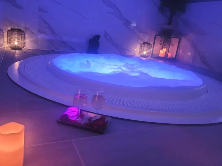 Spa avec jacuzzi et piscine intérieure à Saint-Michel Relais Saint Michel