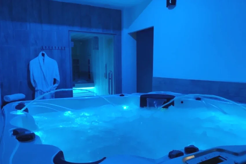 Spa avec jacuzzi et piscine intérieure à Sainte-Maxime Hôtel & Spa La Villa