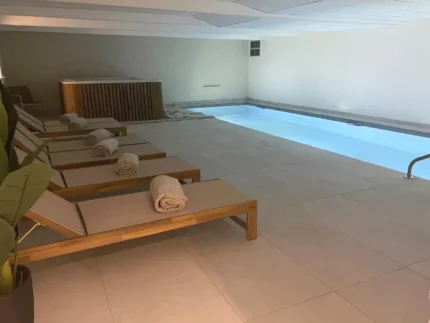 Spa avec jacuzzi et piscine intérieure à Saumur Kyriad Saumur Hyper Centre Hôtel, Appartements, Séminaires et SPA soins Sothys Paris