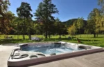 Spa avec jacuzzi et piscine intérieure à Sewen Logis Hotel Des Vosges