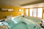 Spa avec jacuzzi et piscine intérieure à Termignon L'Outa Hotel Restaurant