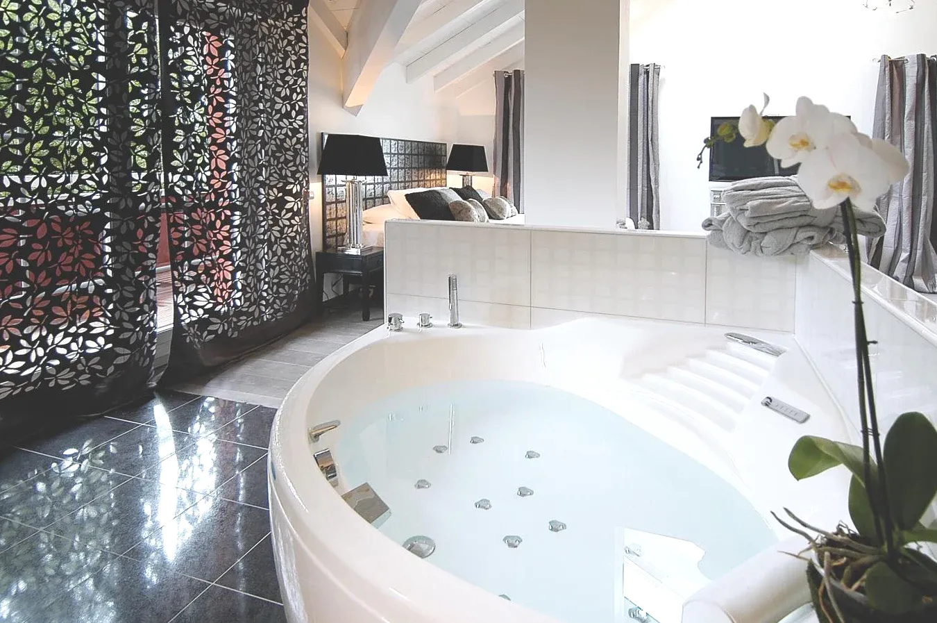 Spa avec jacuzzi et piscine intérieure à Vétraz-Monthoux Auberge De Maison Rouge Spa avec jacuzzi et piscine intérieure à Vétraz-Monthoux Auberge De Maison Rouge