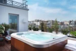 Spa avec jacuzzi et piscine intérieure dans le 10e arrondissement de Paris Renaissance Paris Republique Hotel & Spa