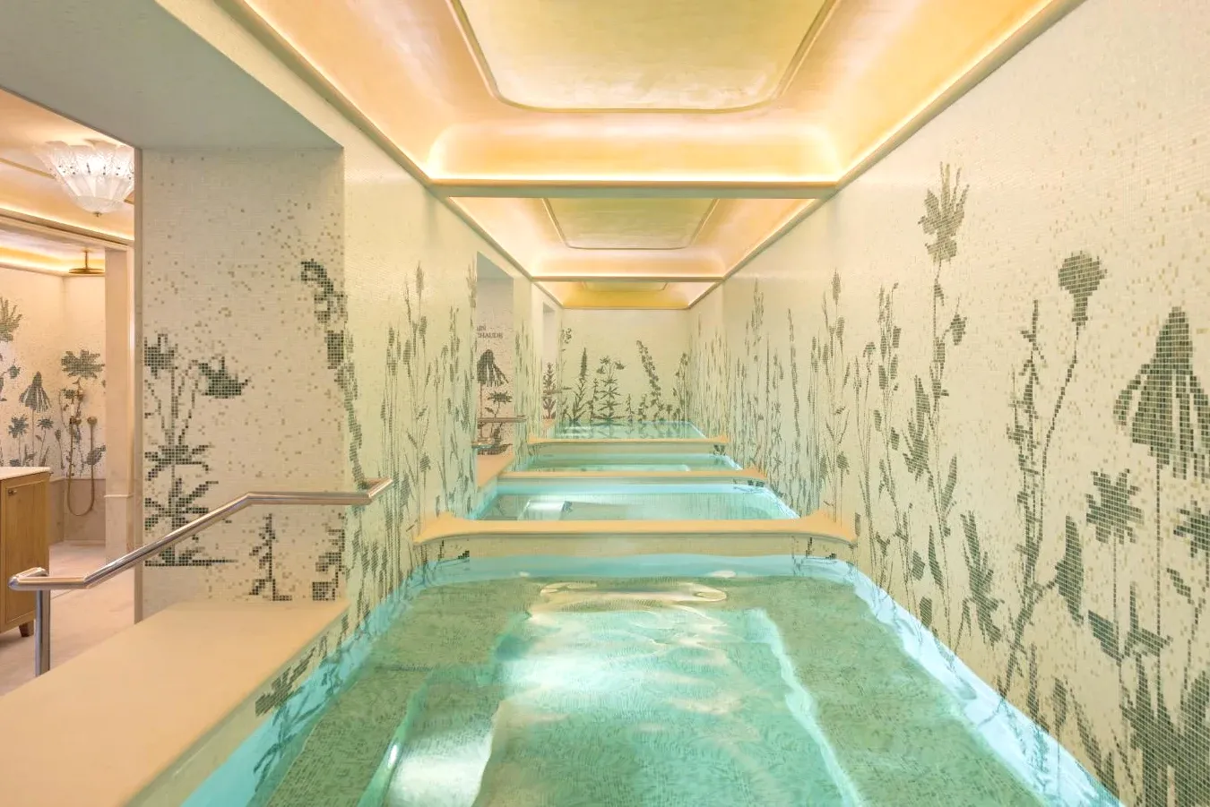 Spa avec piscine intérieure La Fantaisie dans le 9e arrondissement de Paris Spa avec piscine intérieure La Fantaisie dans le 9e arrondissement de Paris