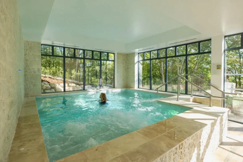 Spa intérieur avec piscine Le Belvédère Hotel et Bien être à Lauzerte