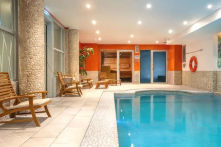 Urban Hotel & Spa Aix-les-Bains - BW Signature Collection piscine intérieure avec spa à Aix-les-Bains