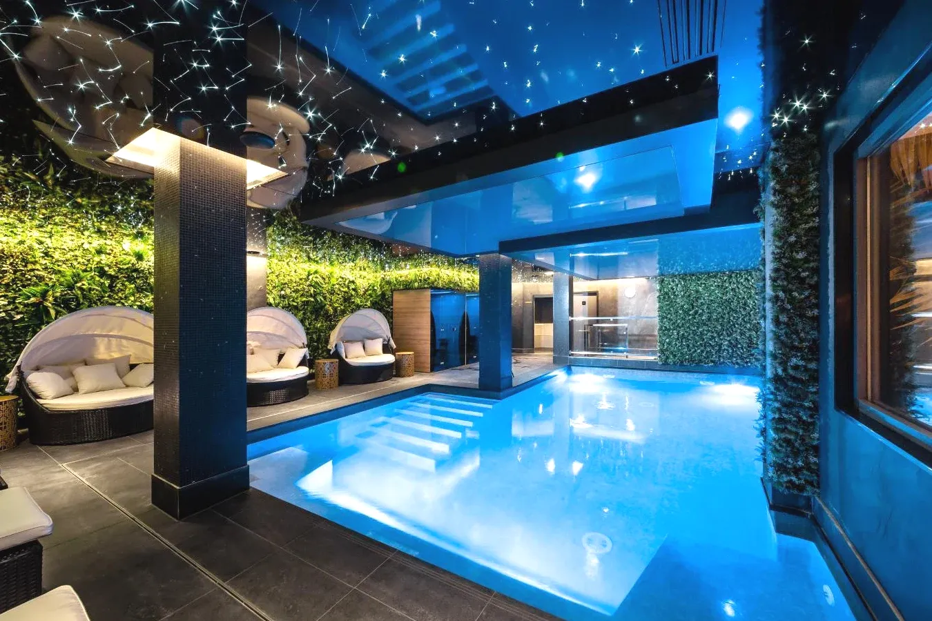 voco Strasbourg Centre - The Garden by IHG piscine intérieure avec spa à Strasbourg voco Strasbourg Centre - The Garden by IHG piscine intérieure avec spa à Strasbourg